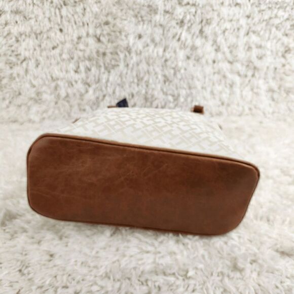 NWT Tommy Hilfigeer Women Handbag Shoulder Logo NWT - Picture 3 of 6